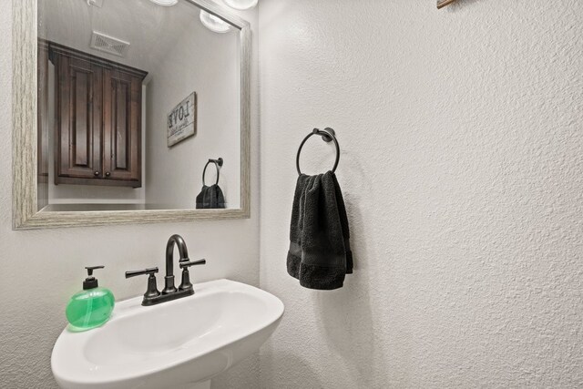 bathroom featuring sink