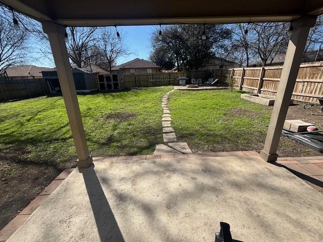 view of yard featuring a patio area