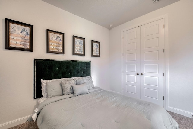 bedroom with carpet flooring and a closet