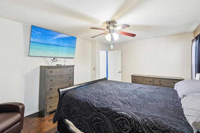 bedroom featuring dark wood-type flooring, ceiling fan, and a textured ceiling