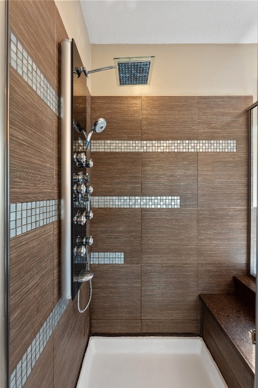 bathroom featuring a tile shower