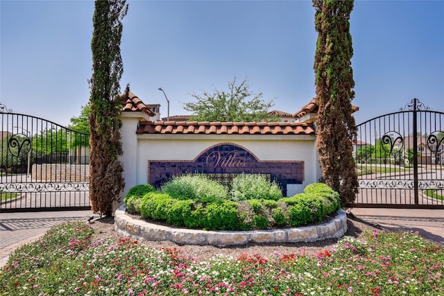 view of front of house featuring a gate and stucco siding