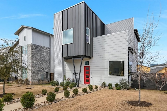 contemporary home featuring a front lawn