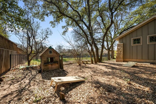 view of yard with an outbuilding