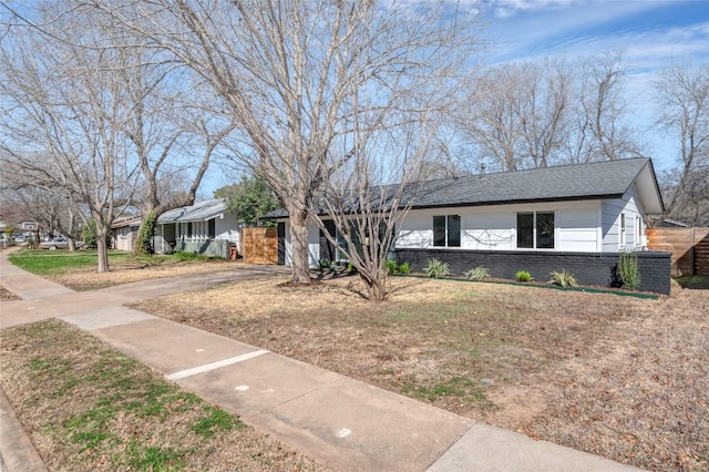 ranch-style house featuring a front lawn