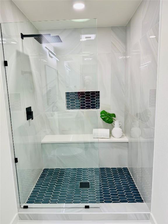 bathroom featuring tiled shower