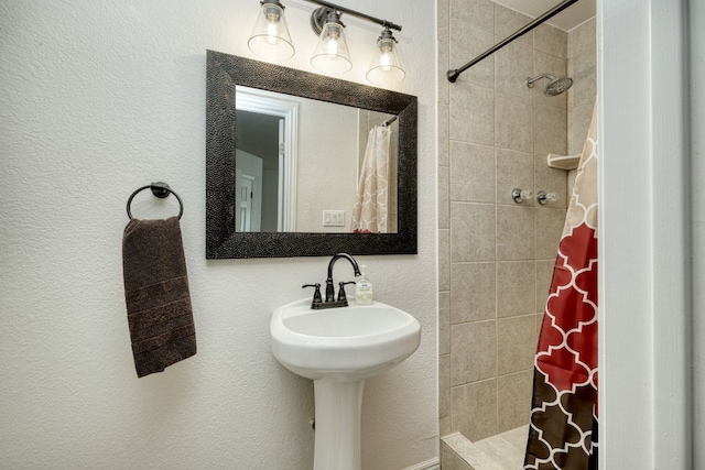 bathroom featuring a shower with curtain and sink