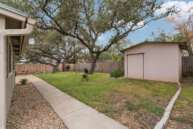 view of yard featuring a storage unit