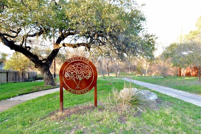 community / neighborhood sign featuring a lawn