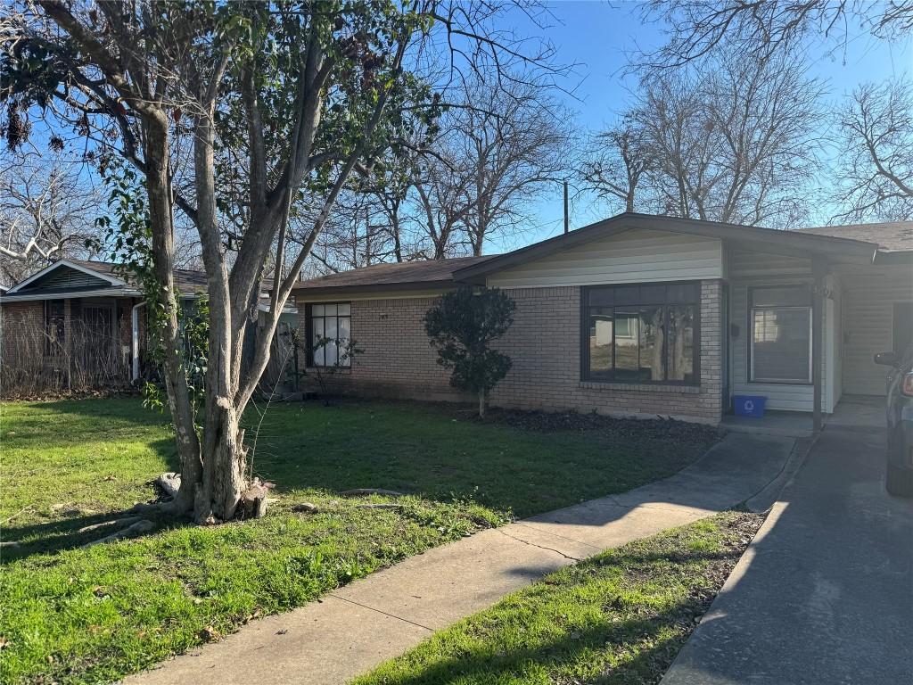 single story home featuring a front lawn