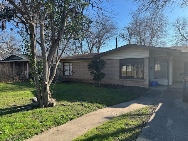 single story home featuring a front lawn