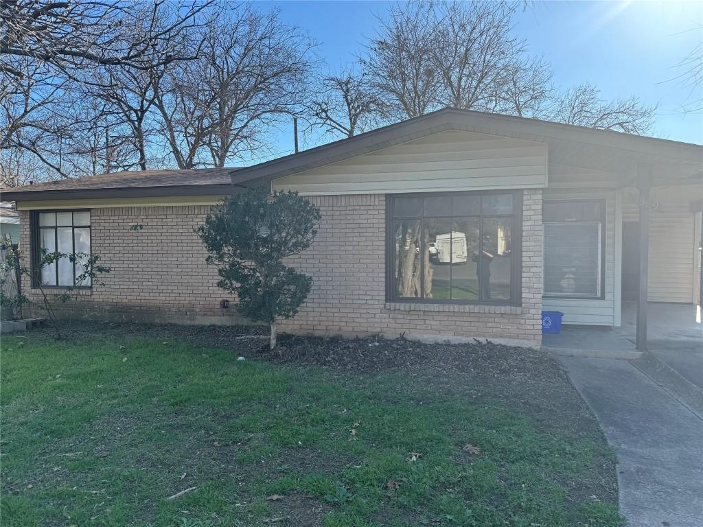 view of front facade with a front lawn