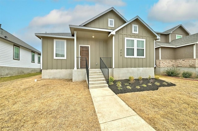 view of front facade featuring a front yard