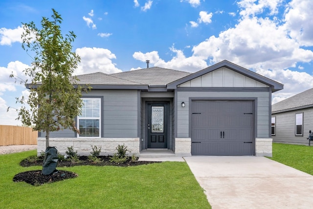 view of front of house featuring a garage and a front yard