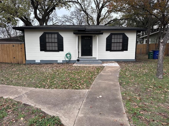 view of front of house featuring a front lawn