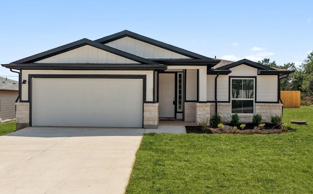 view of front of house featuring a garage and a front yard