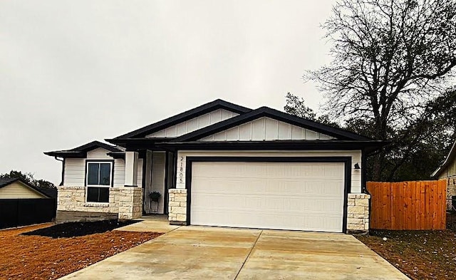 view of front facade featuring a garage