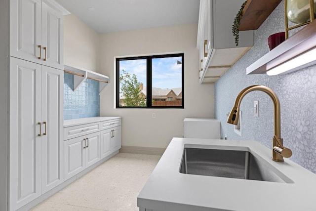 1318 Country Side Bnd, Fredericksburg, TX 78624 - laundry room featuring a sink and baseboards