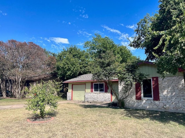 view of front facade with a garage and a front yard