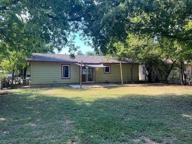 view of front of property with a front yard and a patio