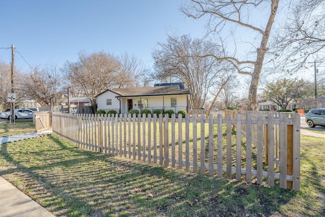 view of front of home featuring a front lawn