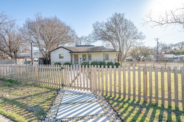 view of front of house featuring a front lawn