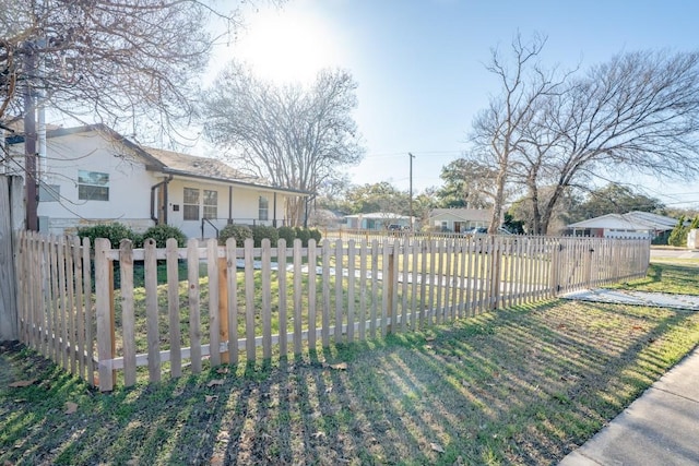 view of front of home featuring a front yard