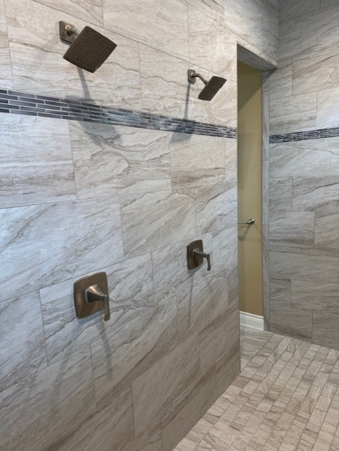 bathroom featuring a tile shower