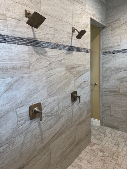 bathroom featuring tiled shower