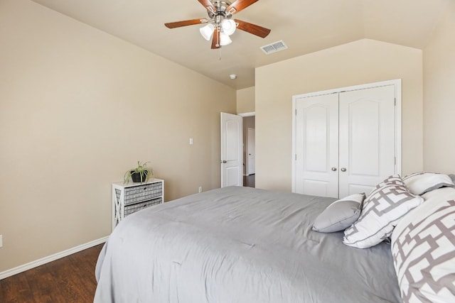 bedroom featuring ceiling fan, lofted ceiling, dark hardwood / wood-style flooring, and a closet