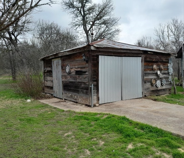 view of outbuilding