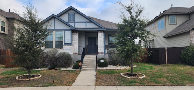 view of front of property featuring a front lawn