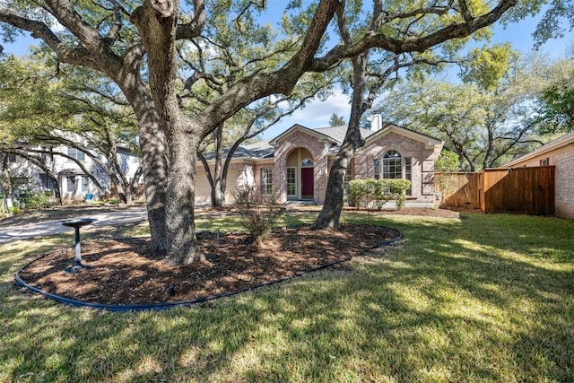 view of front of home featuring a front yard