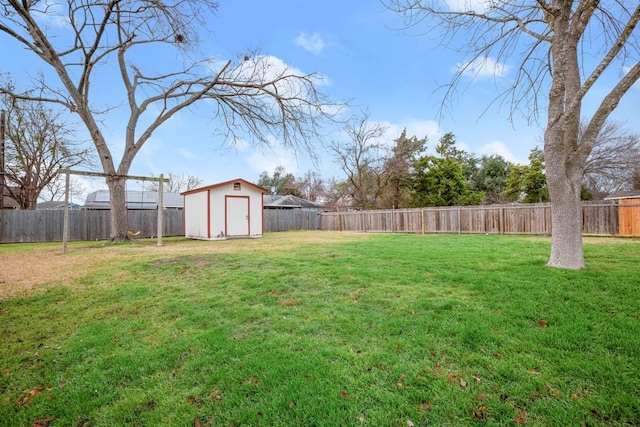 view of yard featuring a shed