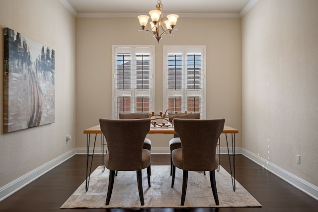 dining room featuring crown molding, dark hardwood / wood-style floors, and a chandelier