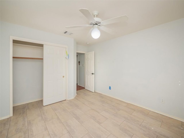 unfurnished bedroom with ceiling fan and a closet