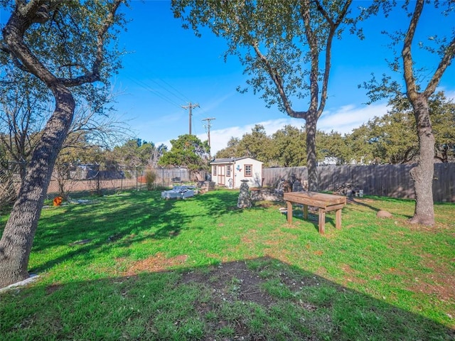 view of yard with an outbuilding