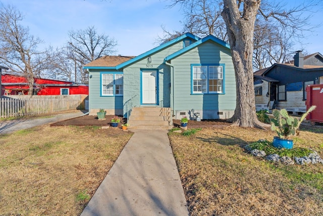 bungalow featuring a front yard