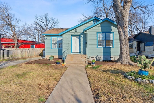 bungalow-style house featuring fence and a front lawn