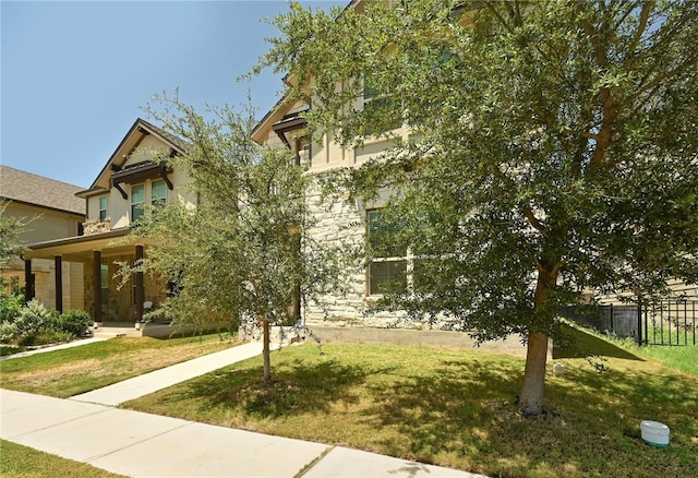 view of property's community featuring a lawn