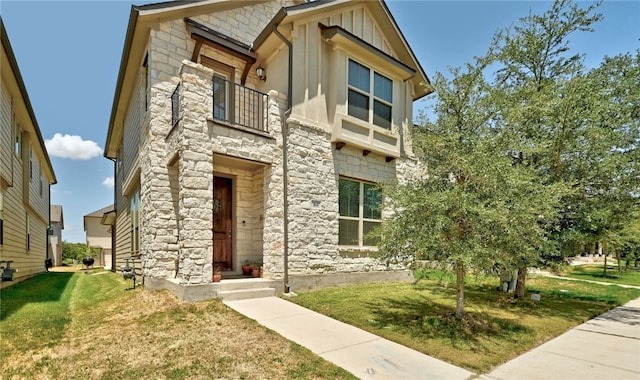 view of front of home featuring a front yard