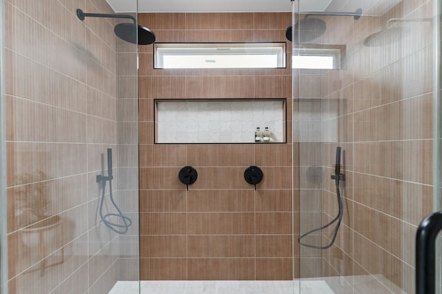 bathroom featuring a tile shower