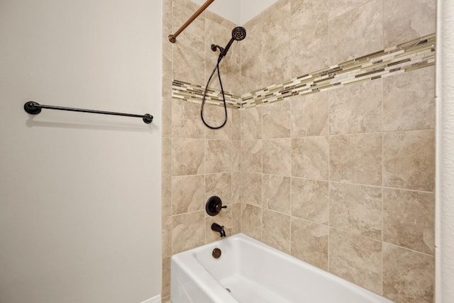 bathroom featuring tiled shower / bath