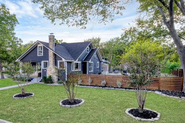 view of front of property featuring a front lawn