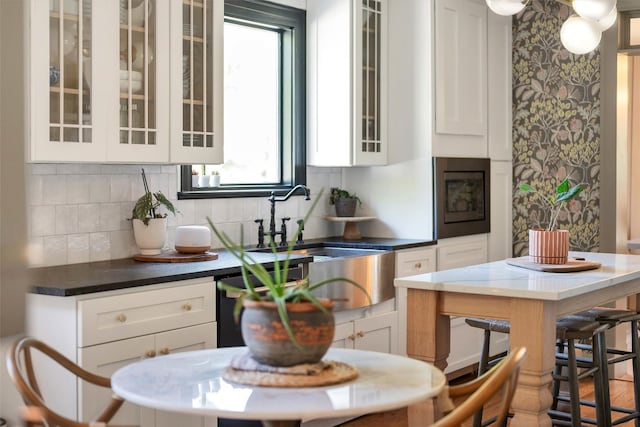 bar with sink, decorative backsplash, and white cabinets