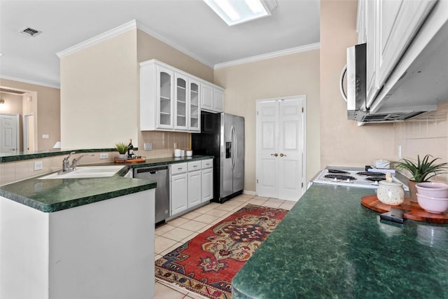 1001 Springlake Dr, Dripping Springs, TX 78620 - kitchen featuring stainless steel appliances, a sink, a peninsula, crown molding, and glass insert cabinets