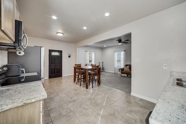 dining area featuring sink and ceiling fan