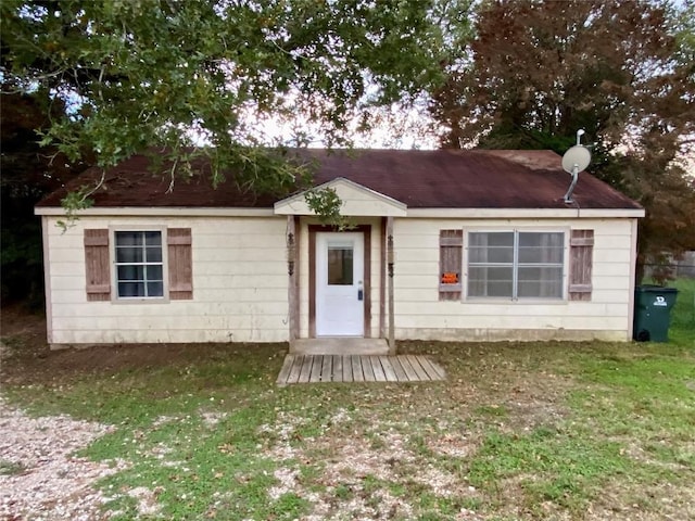 single story home featuring a front lawn