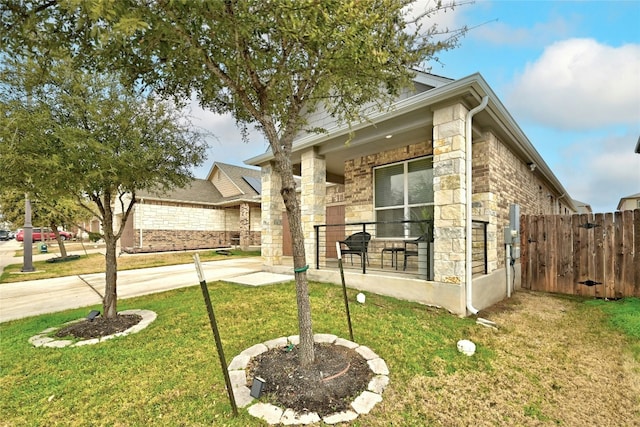 view of front of house featuring a front yard