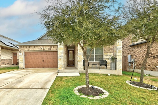 view of front of property with roof with shingles, an attached garage, driveway, and a front yard